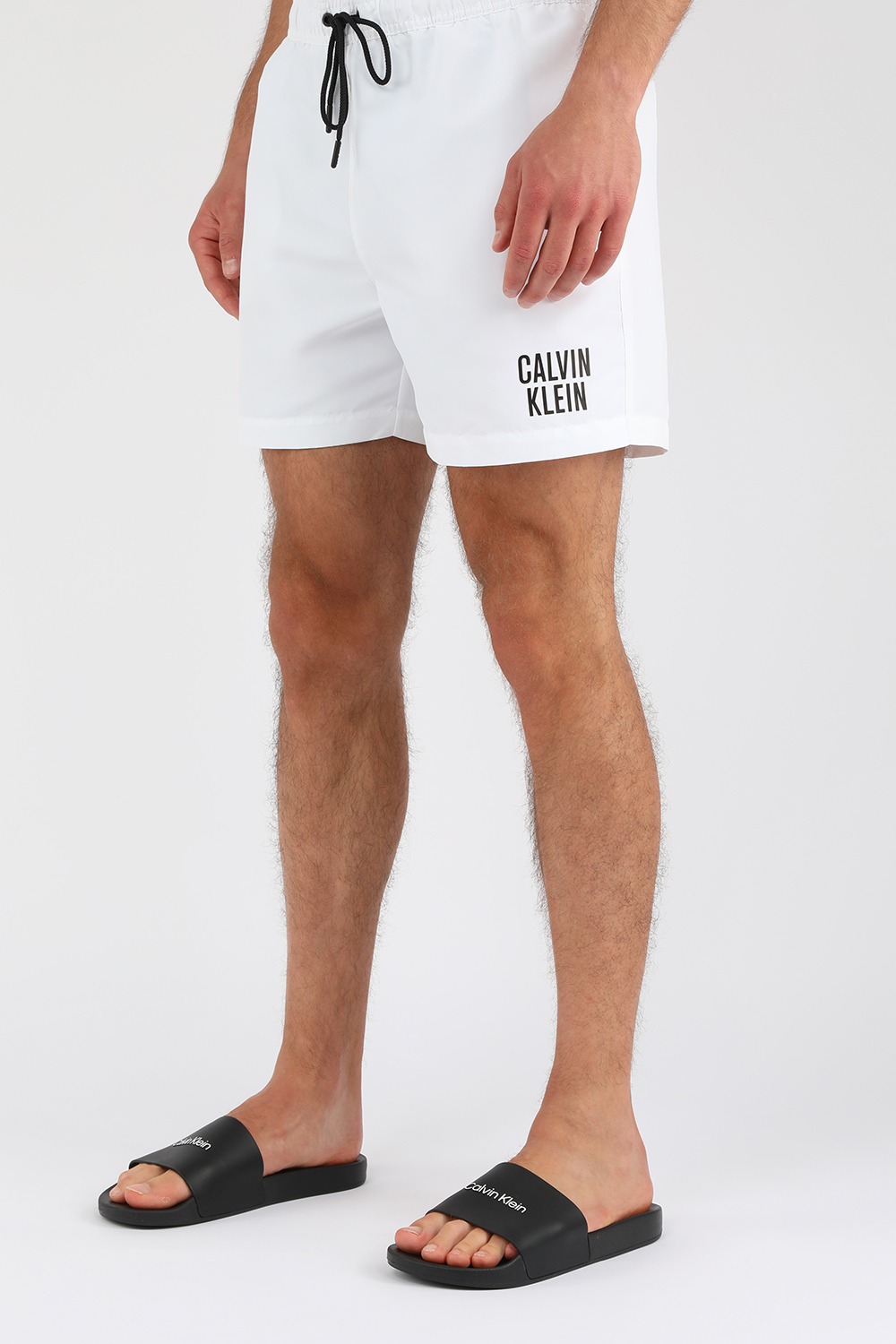תמונת כל הלוק של כפכפי סליידס CALVIN KLEIN